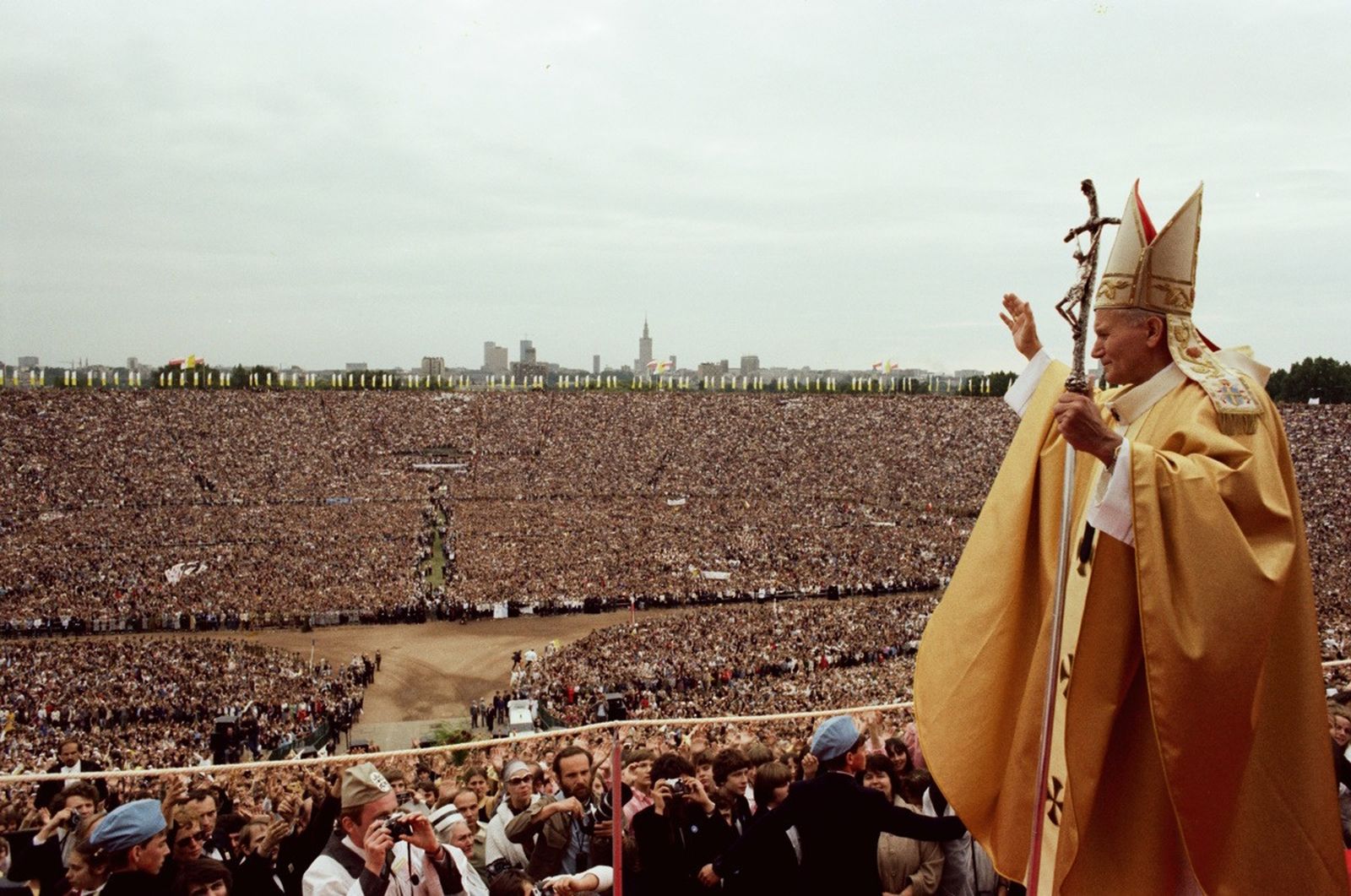 muchedumbre en peregrinacion de Juan Pablo II a Polonia 1983