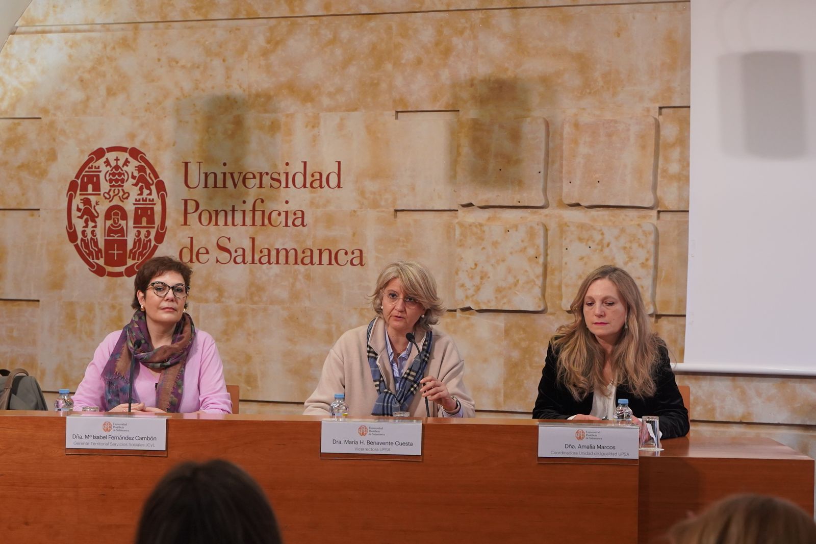 Mesa redonda sobre el perfil de la mujer en los negocios en UPSA