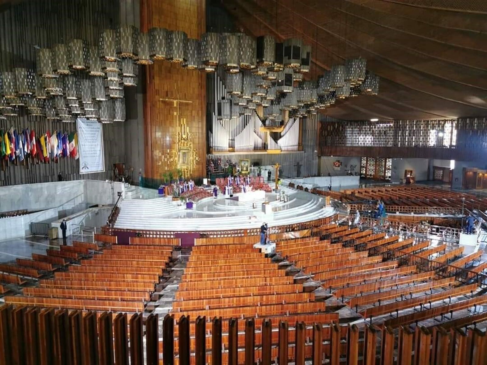 Arzobispo Aguiar Retes se somete a las televisoras