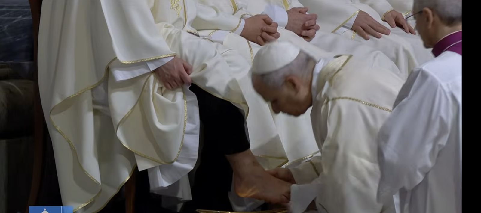 El Papa lava y besa los pies de doce sacerdotes