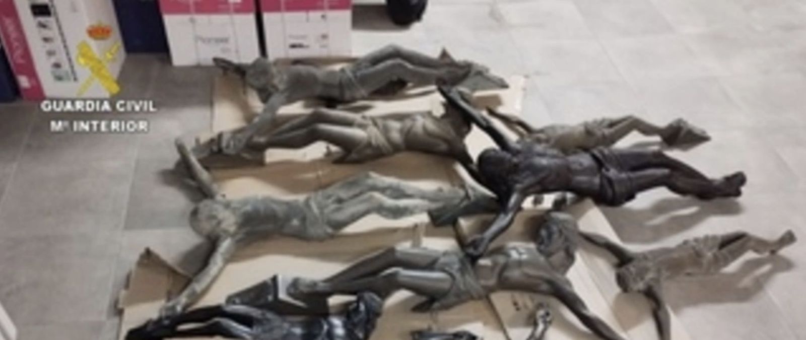 Algunos de los crucifijos recuperados