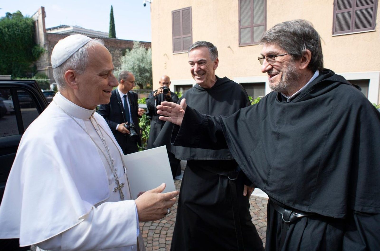 León XIV, con el ex prior y el prior de los agustinos