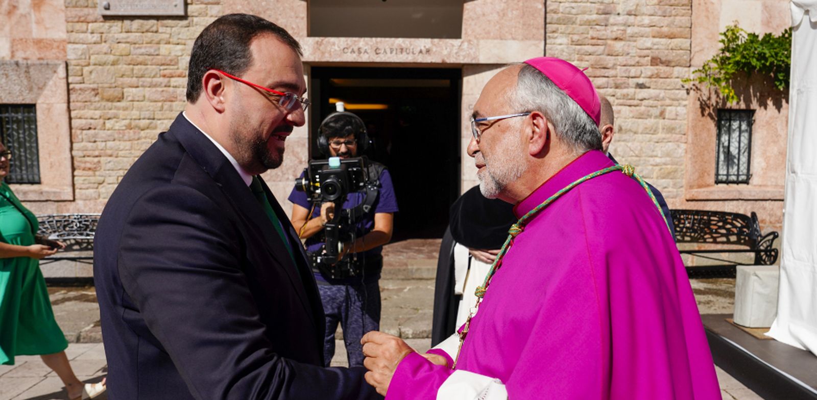 Jesús Sanz Montes saluda al presidente del Principado de Asturias, Adrián Barbón