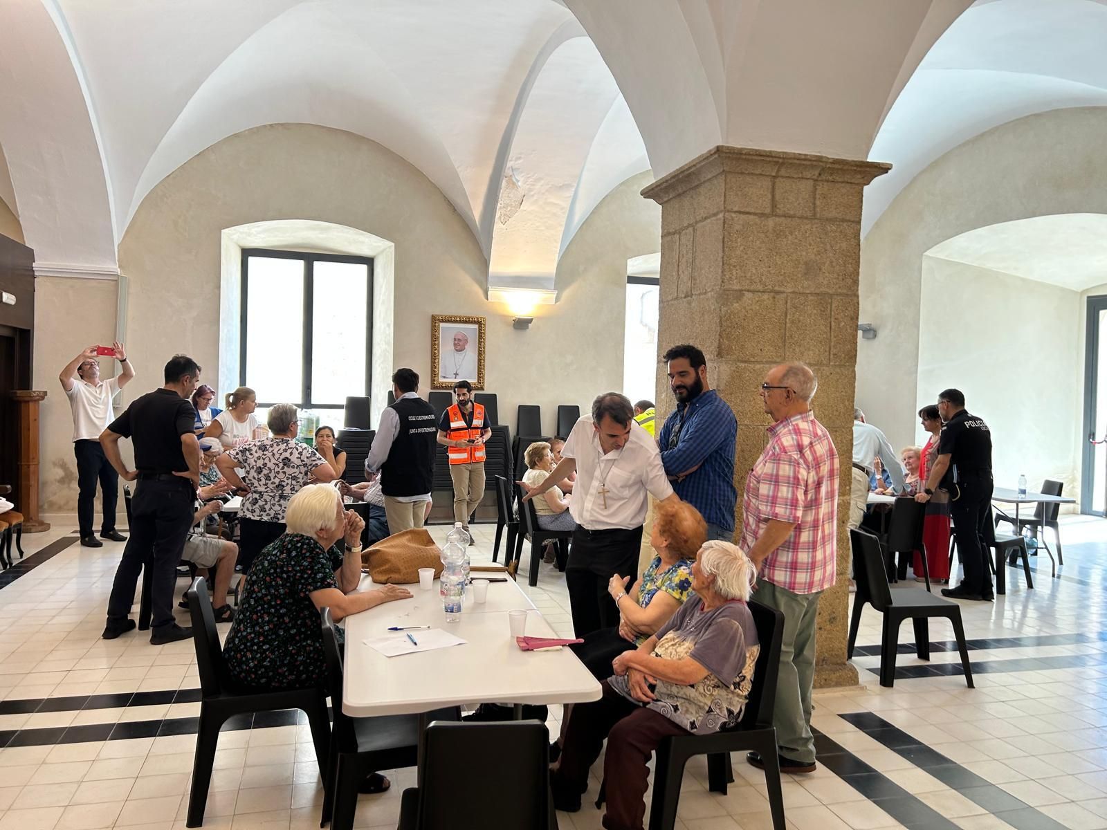 El obispo de Plasencia visitó a las personas evacuadas en el Seminario