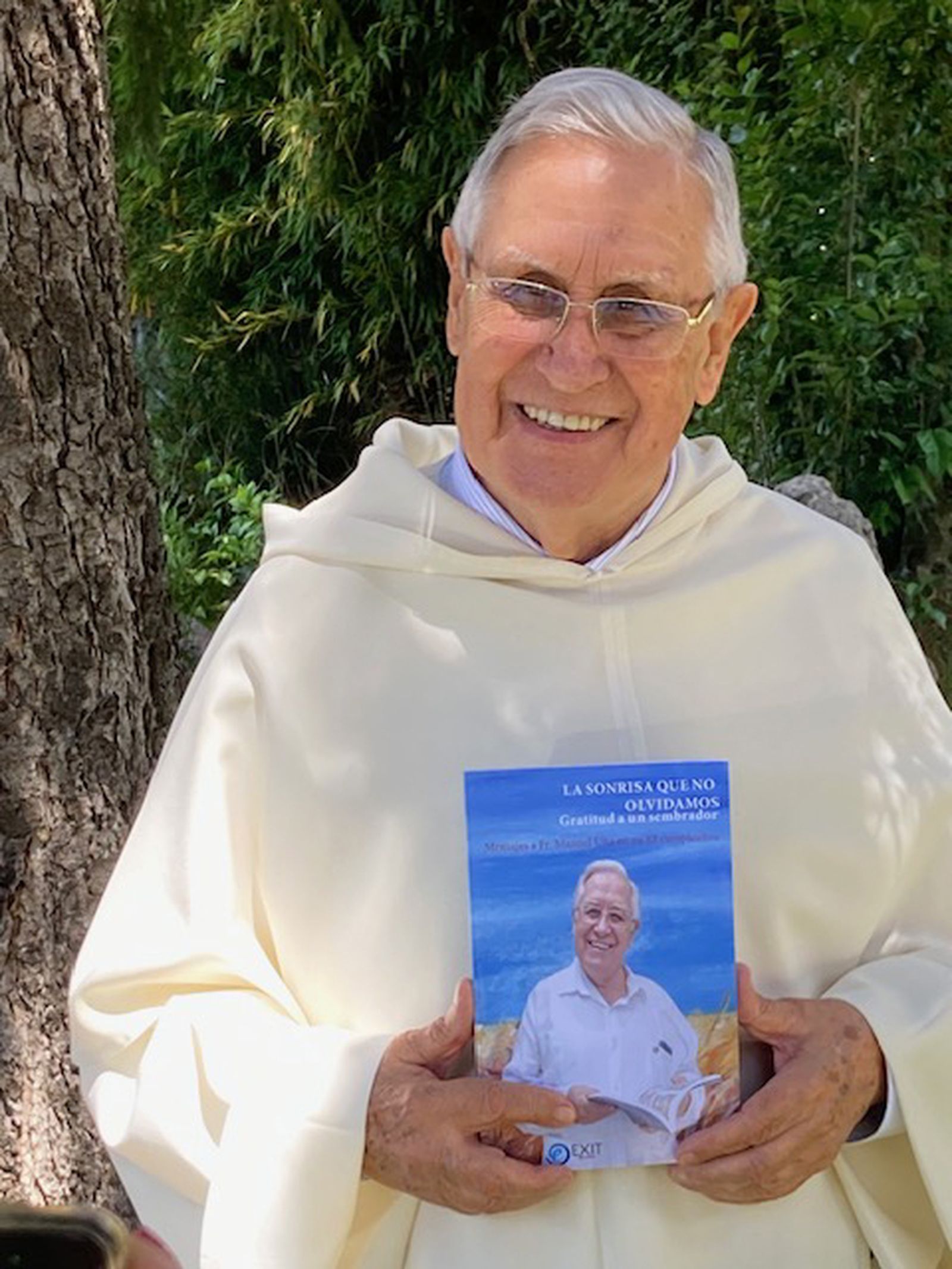 Fr. Manuel recibiendo el libro