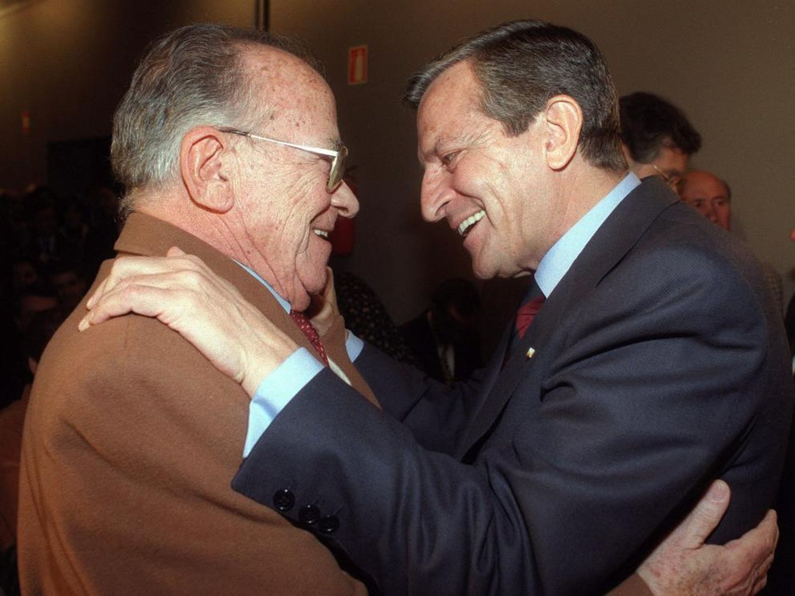 El abrazo de Suárez y Carrillo