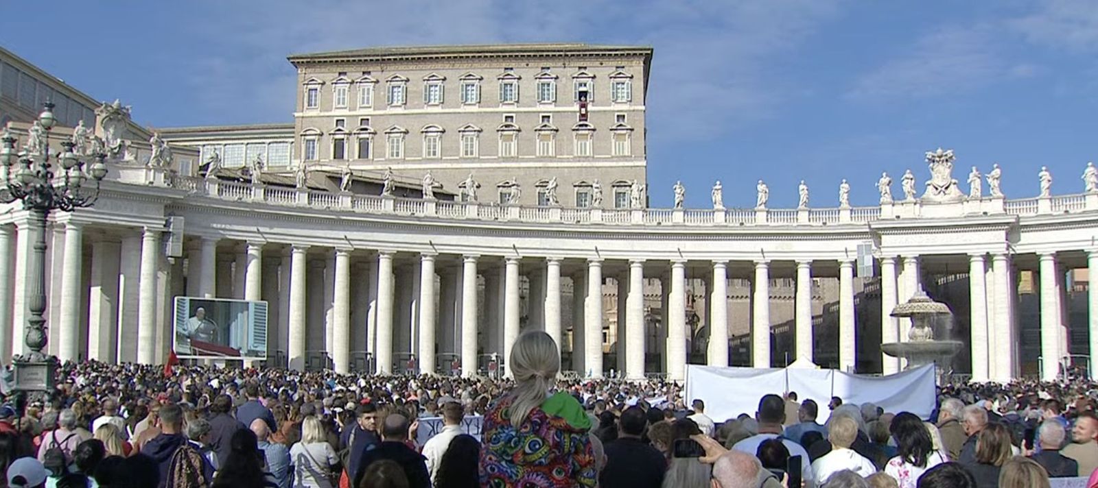 Fieles escuchan al Papa en el Angelus