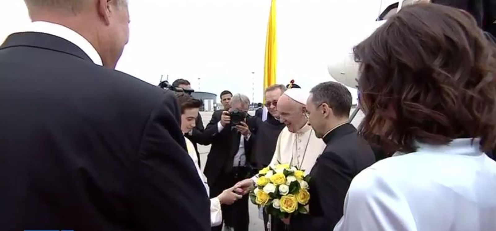 Flores para el Papa, a su llegada a Rumanía