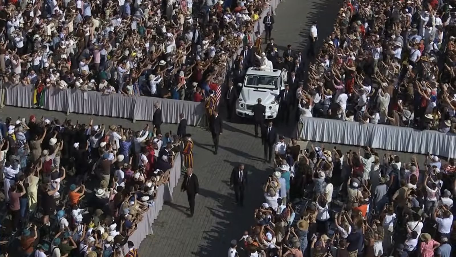 El Papa, con el papamóvil, recorre la plaza de san Pedro