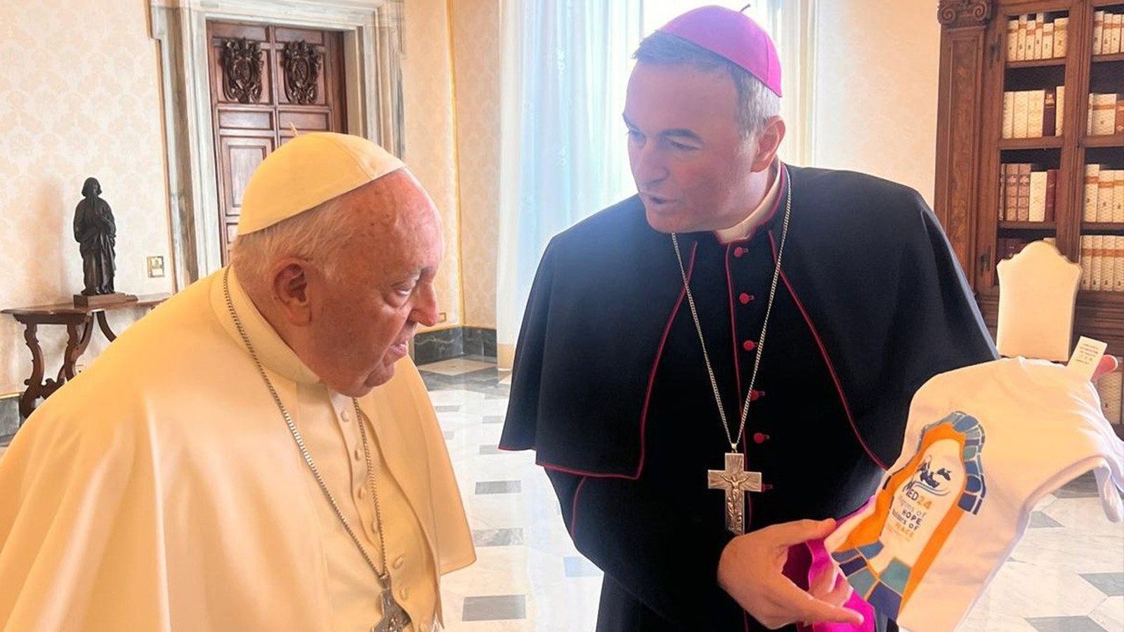El papa Francisco con el arzobispo de Tirana, Arjan Dodaj