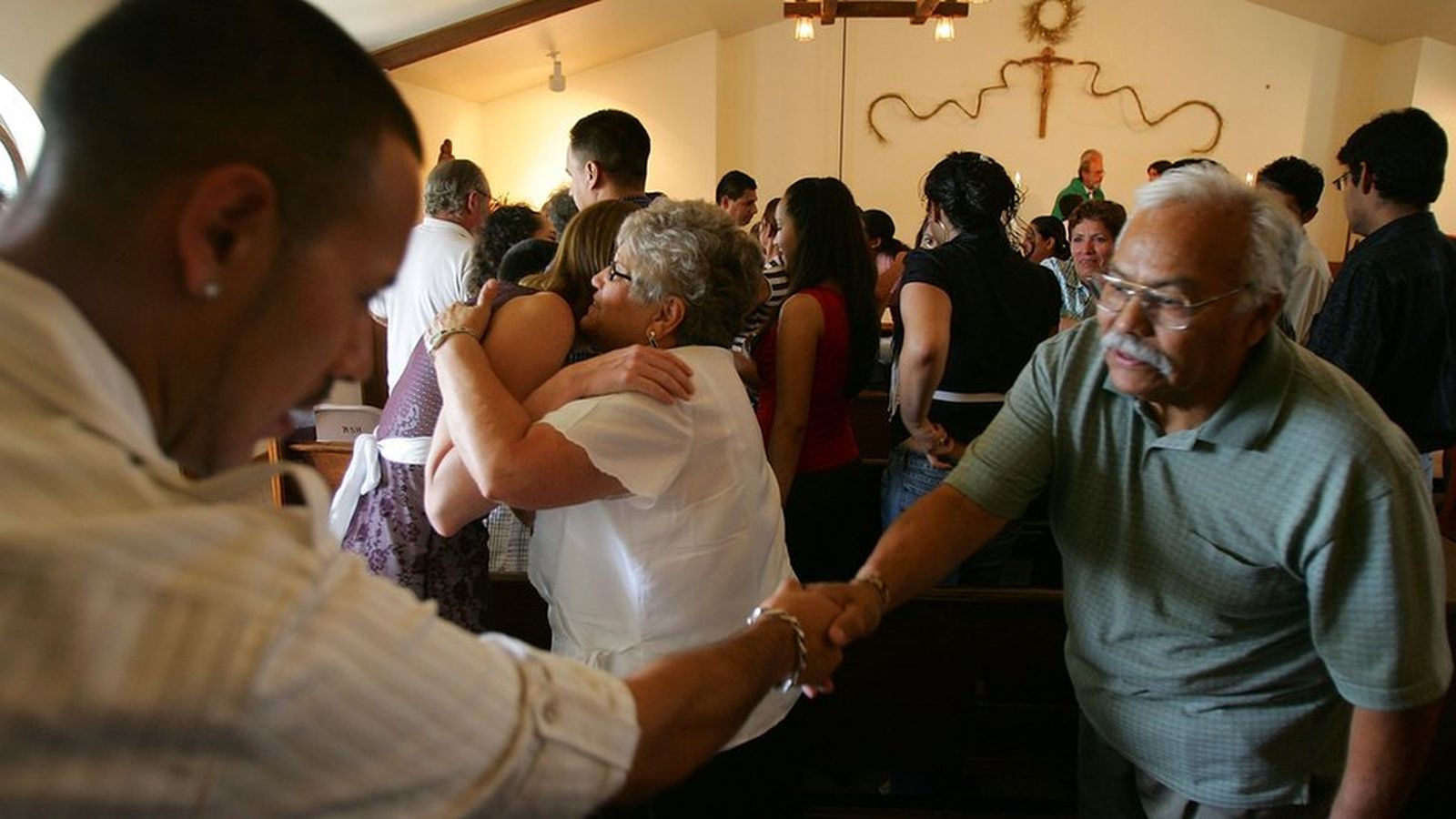 Abrazos, apretar las manos, besos