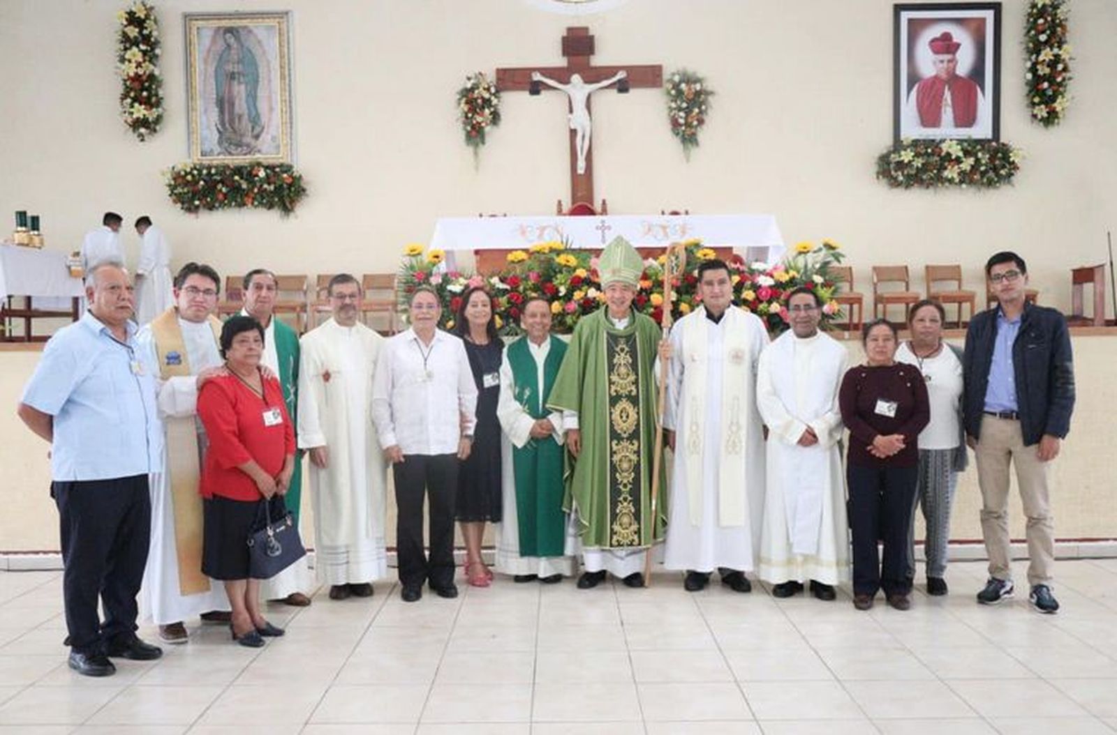 El arozbispo de Xalapa con presbíteros y familiares
