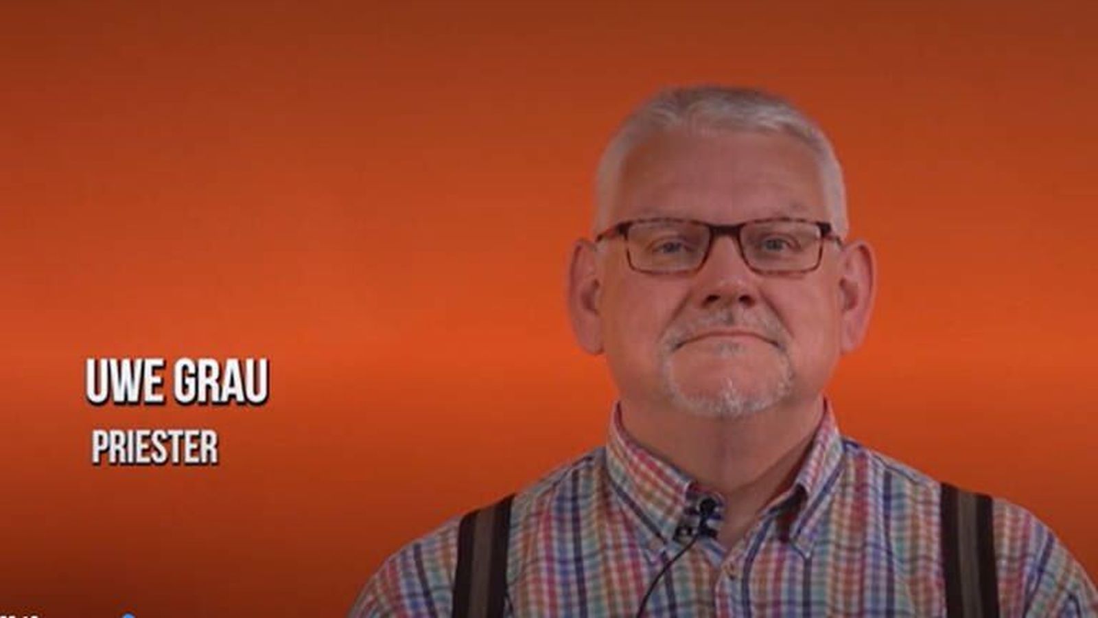 Fotograma del vídeo donde el cura Uwe Grau sale del armario