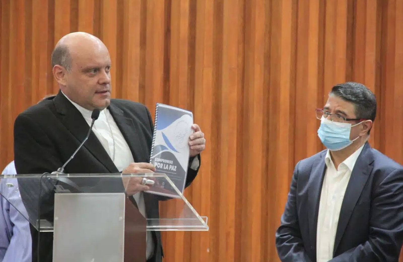 Mons. Francisco Javier Acero durante la firma de los Compromisos por la Paz