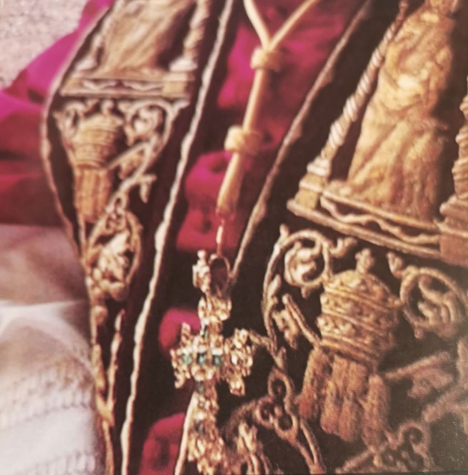 Pectoral de oro de Benedicto XVI
