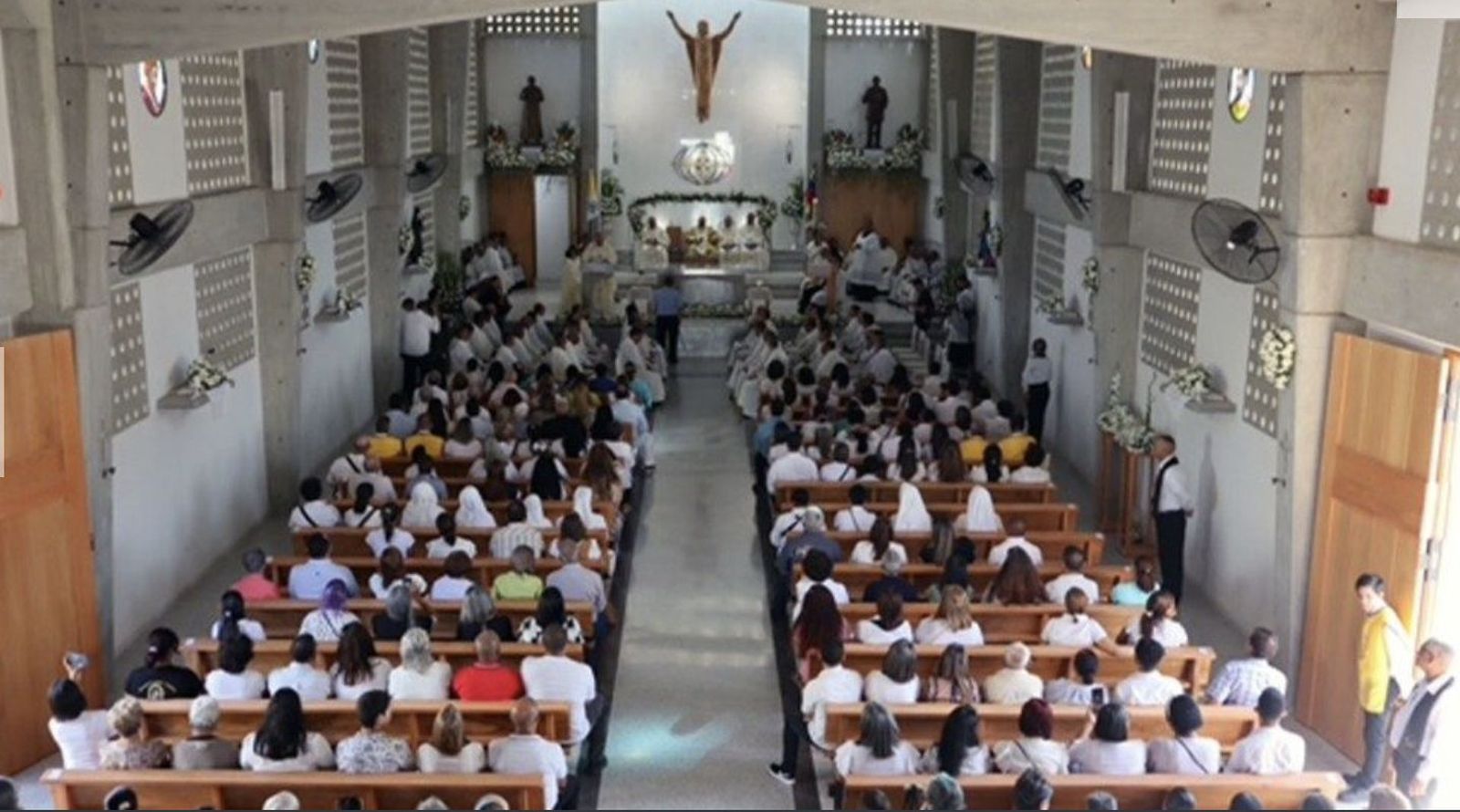 la nueva iglesia, llena de fieles en su consagración