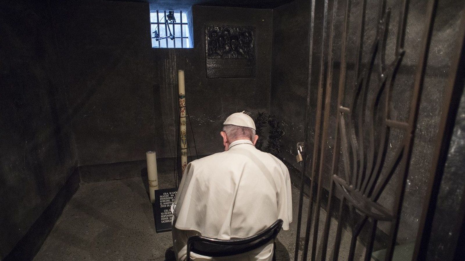 El Papa reza en la celda de Kolbe en Auschwitz durante su visita en 2016