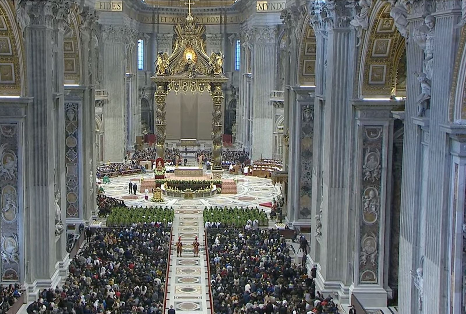La basílica de San Pedro durante la eucaristía