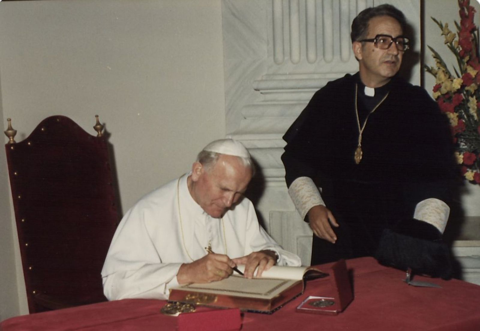 El Papa firma en el libro de honor de la UPSA
