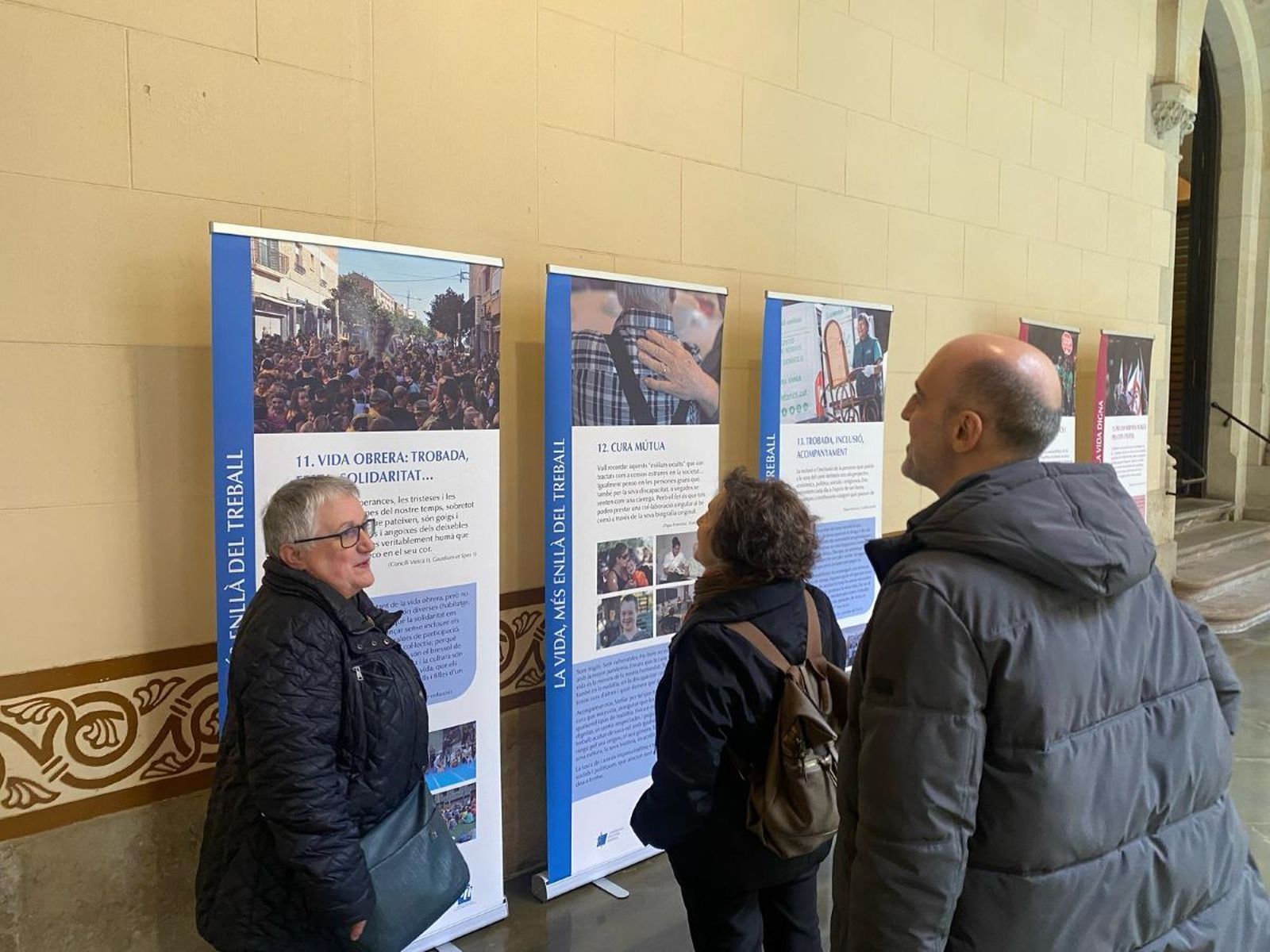 Merce Sole con el obispo