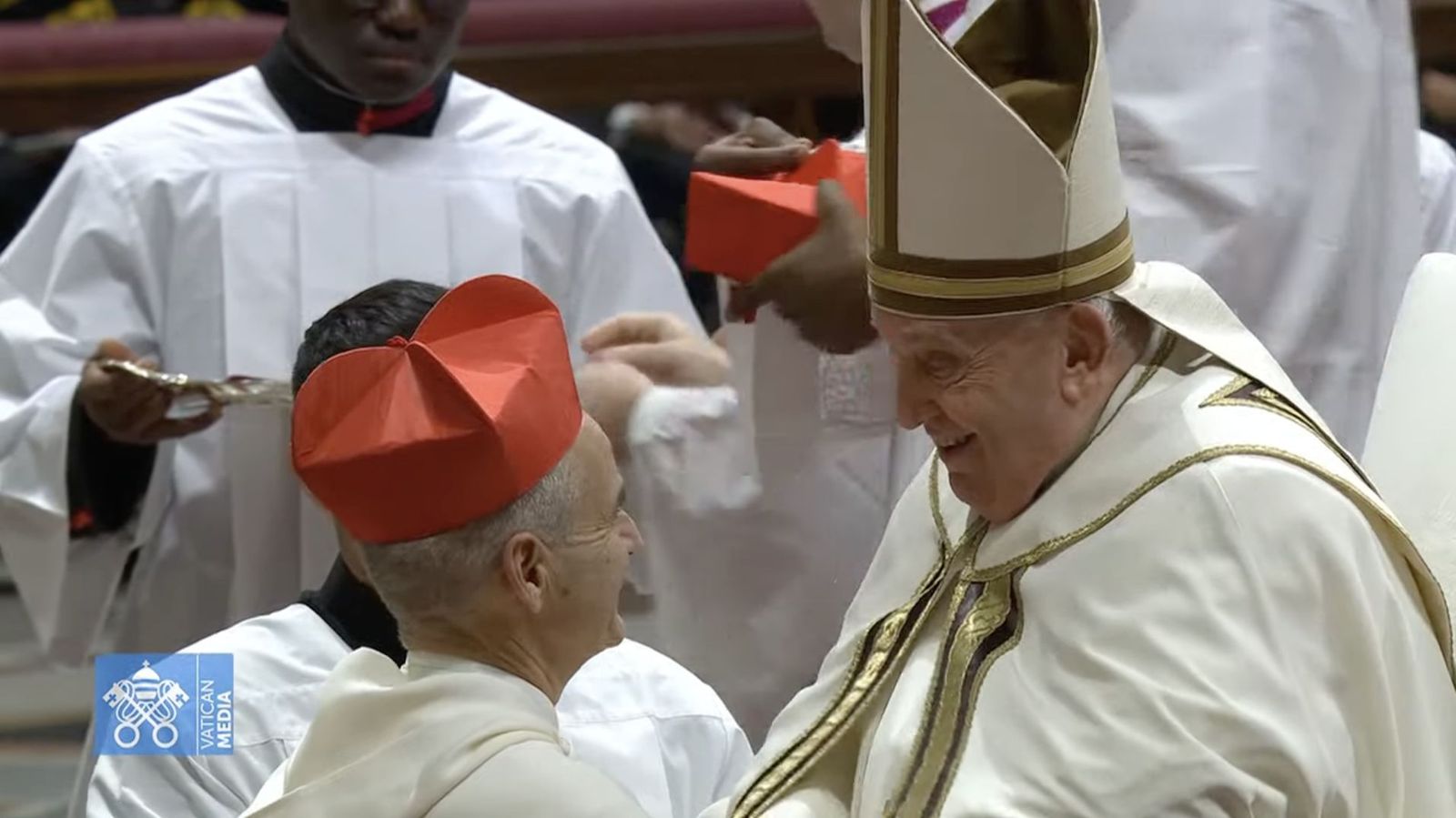 Vesco, con el hábito blanco dominico y el birrete rojo de cardenal