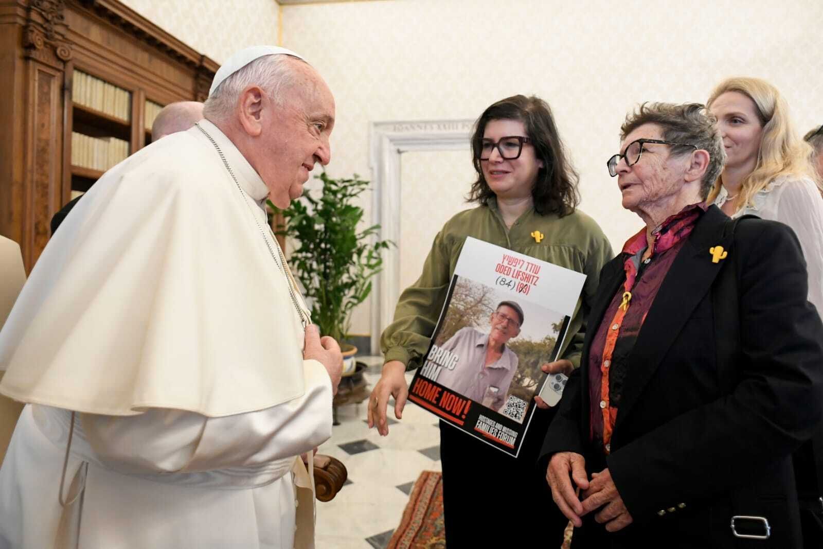 El Papa, con algunos de los rehenes liberados