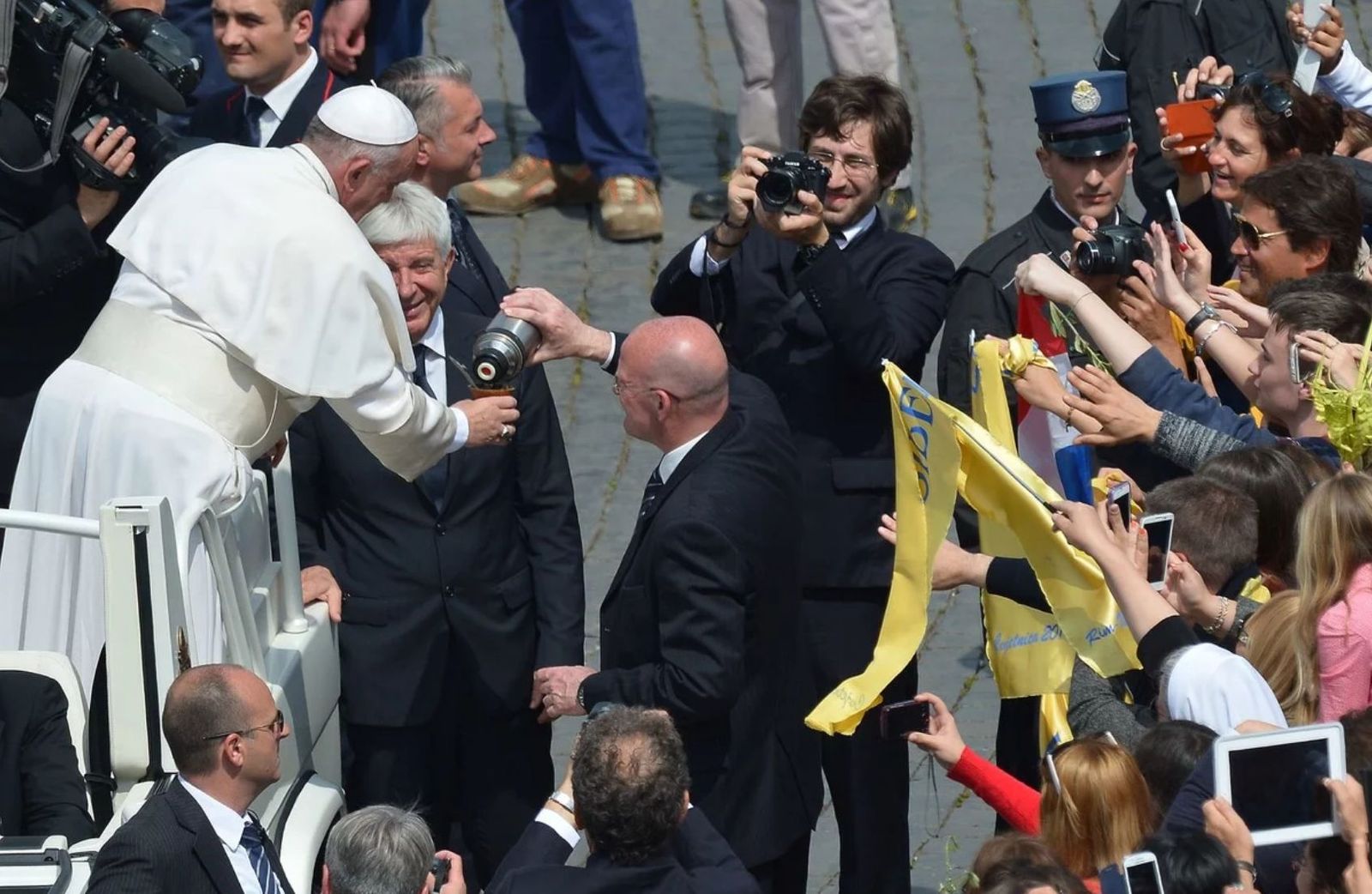 Domenico Giani, encargado de la seguridad del Papa, le ceba un mate durante una ceremonia en la Plaza San Pedro del Vaticano, en una imagen de 2014