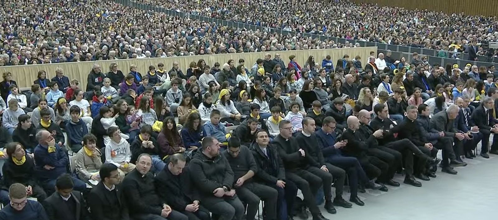 Miles de fieles en la Pablo VI