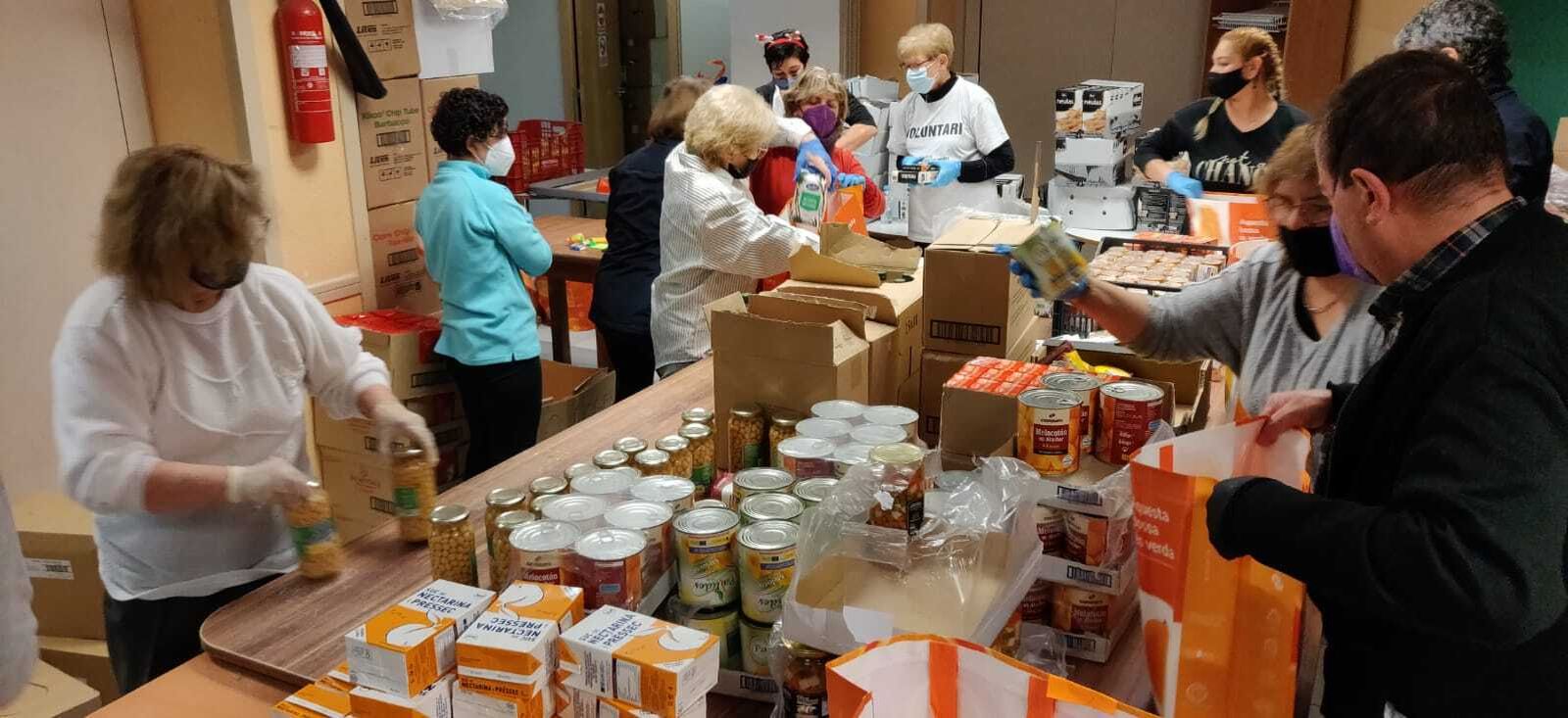 Voluntarios completando los lotes navideños.