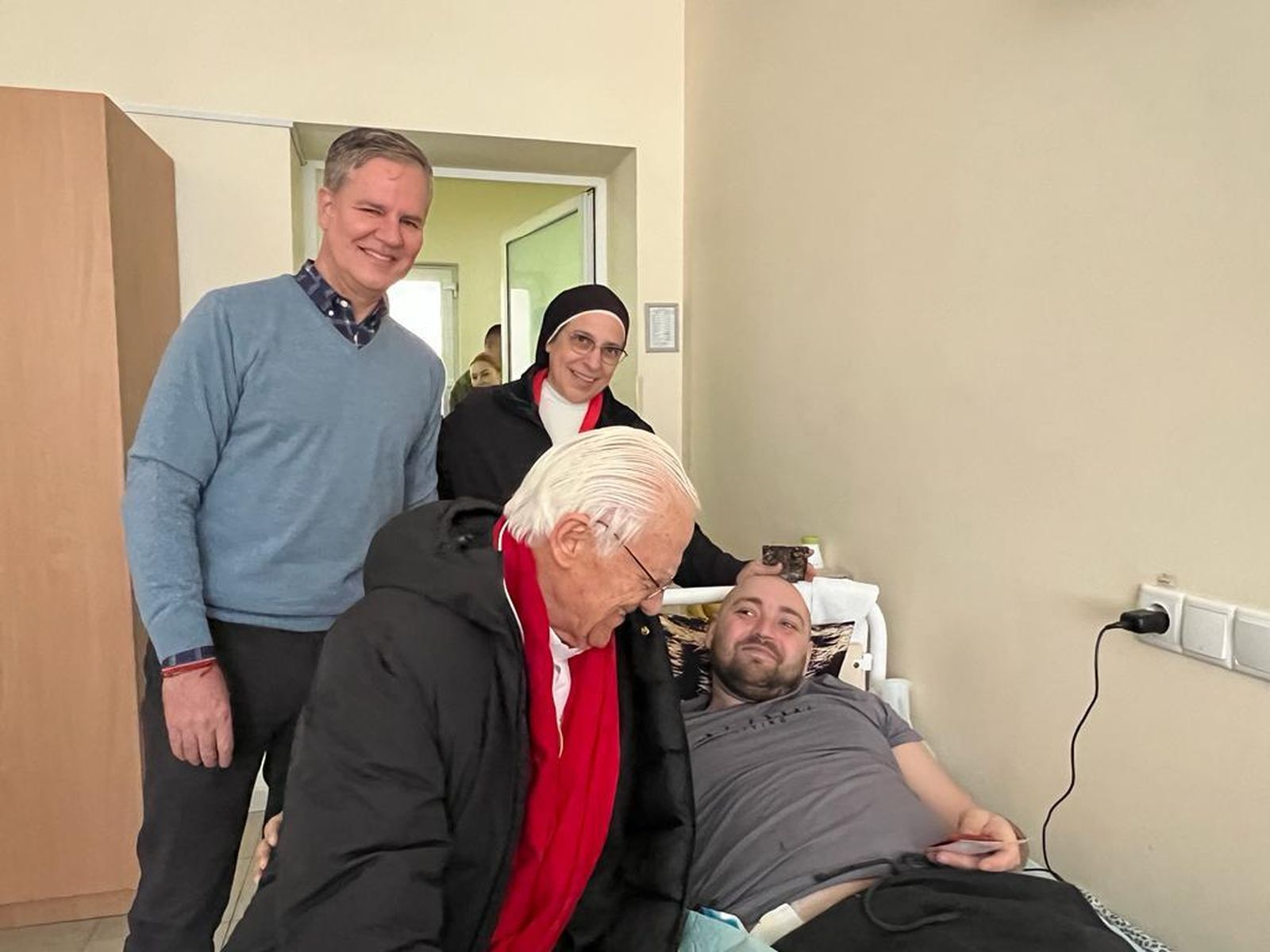 El padre Ángel, sor Lucía y Juan Carlos Cruz, en Ucrania