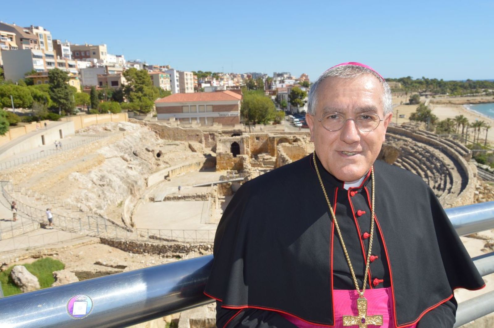 El nuncio, ante el anfiteatro romano de Tarragona.