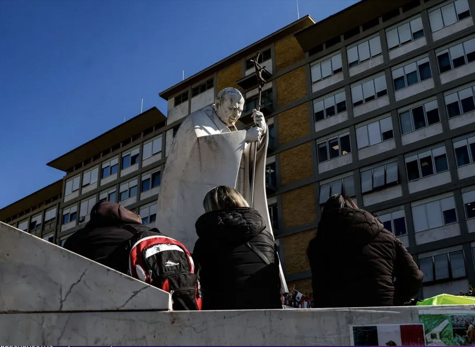 Un grupo de fieles a las puertas del Gemelli