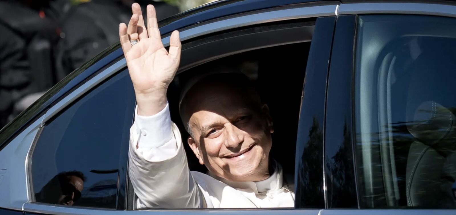 El Papa saluda a la salida de la Nunciatura