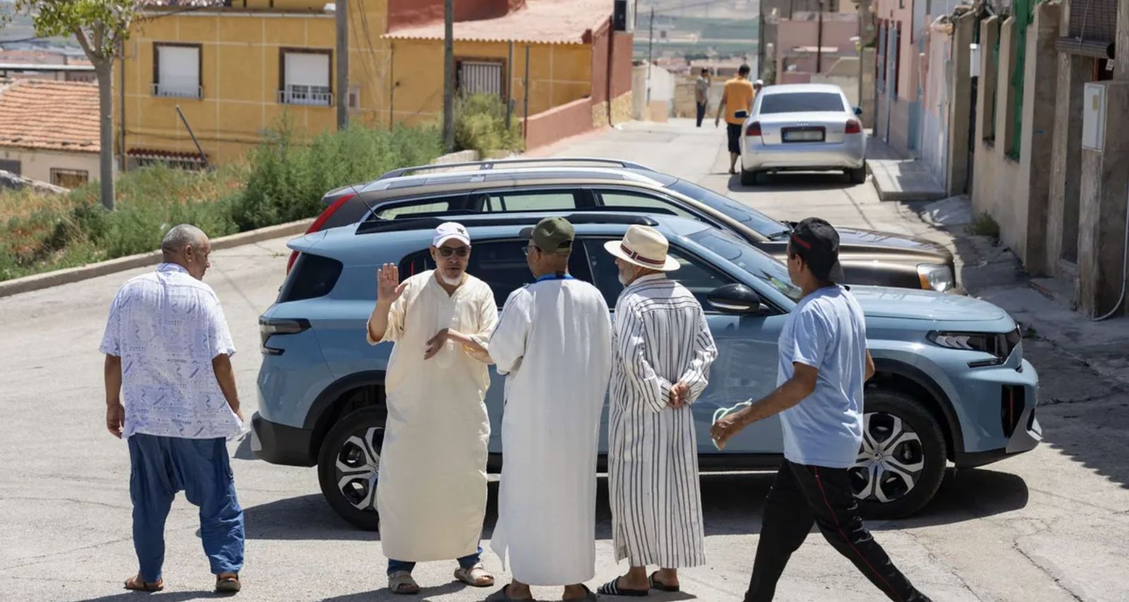 Varios hombres de origen marroquí en el barrio de Nuestra Señora de Fátima de Jumilla