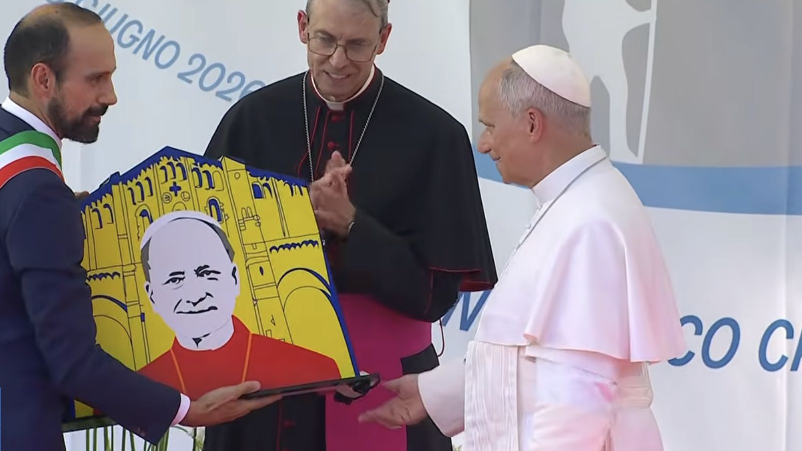 El alcalde de Pavía ofrece un presente al Papa