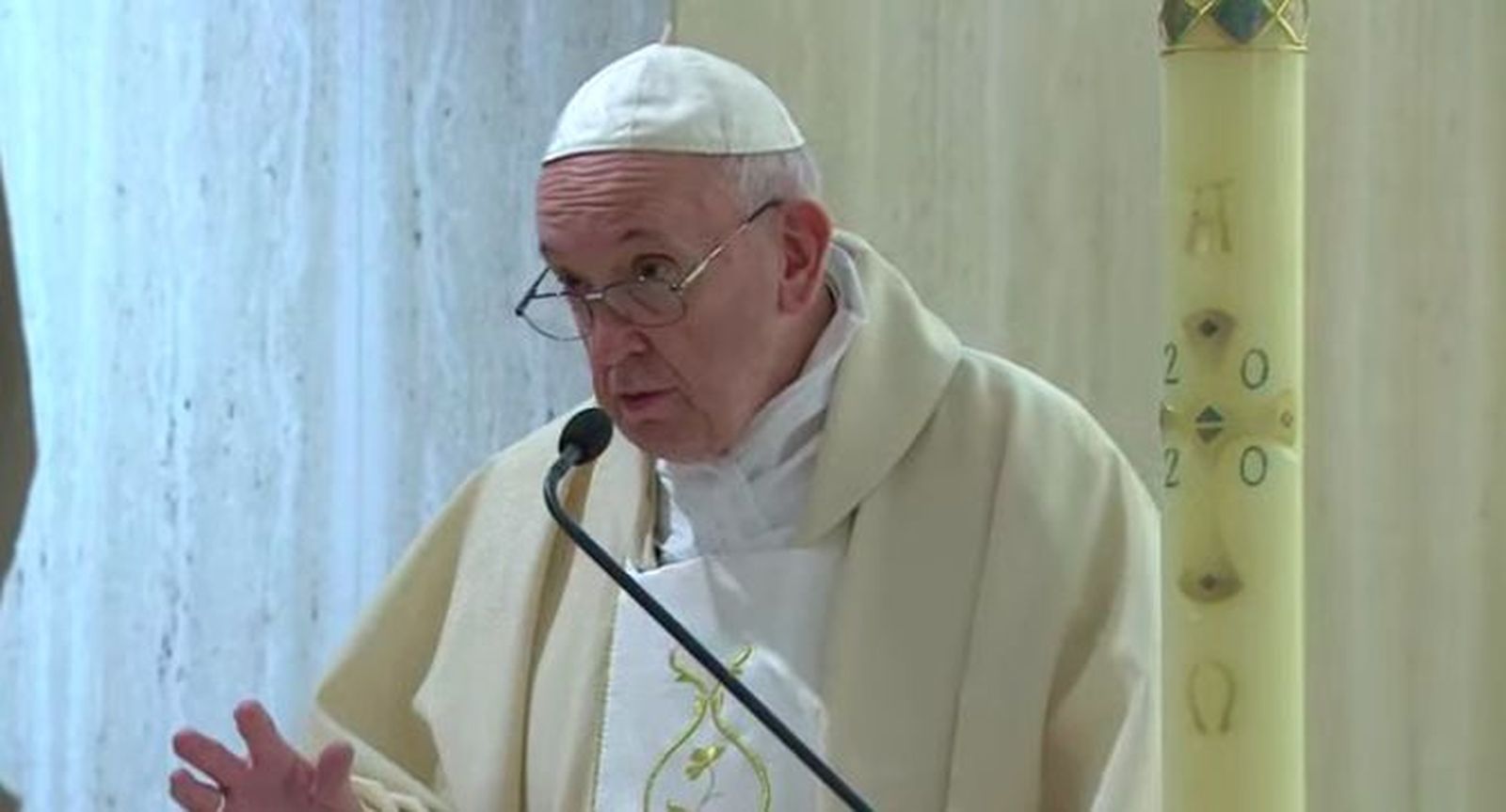 Francisco, ante el cirio pascual