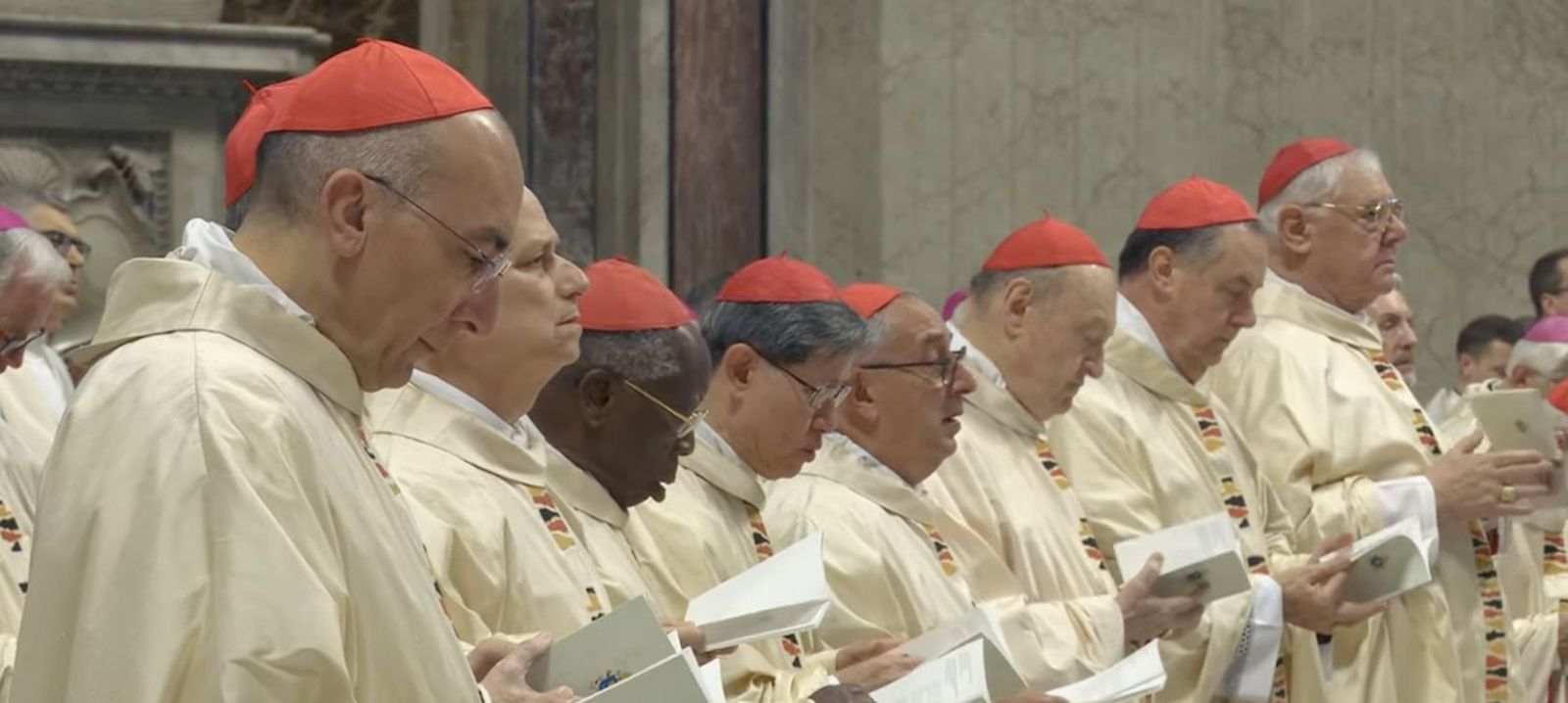 Tucho, Sarah, Tagle, Artime o Müller, durante la misa Crismal