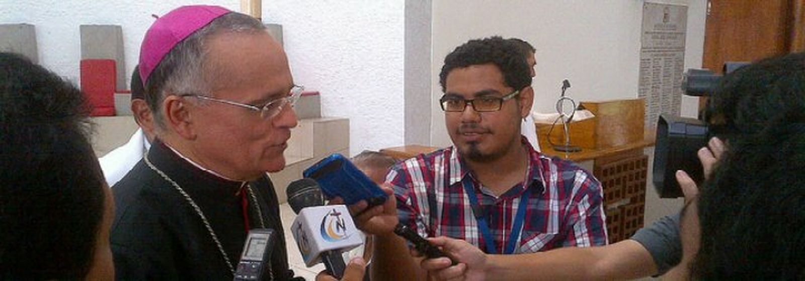 Israel González, con el obispo Silvio Báez