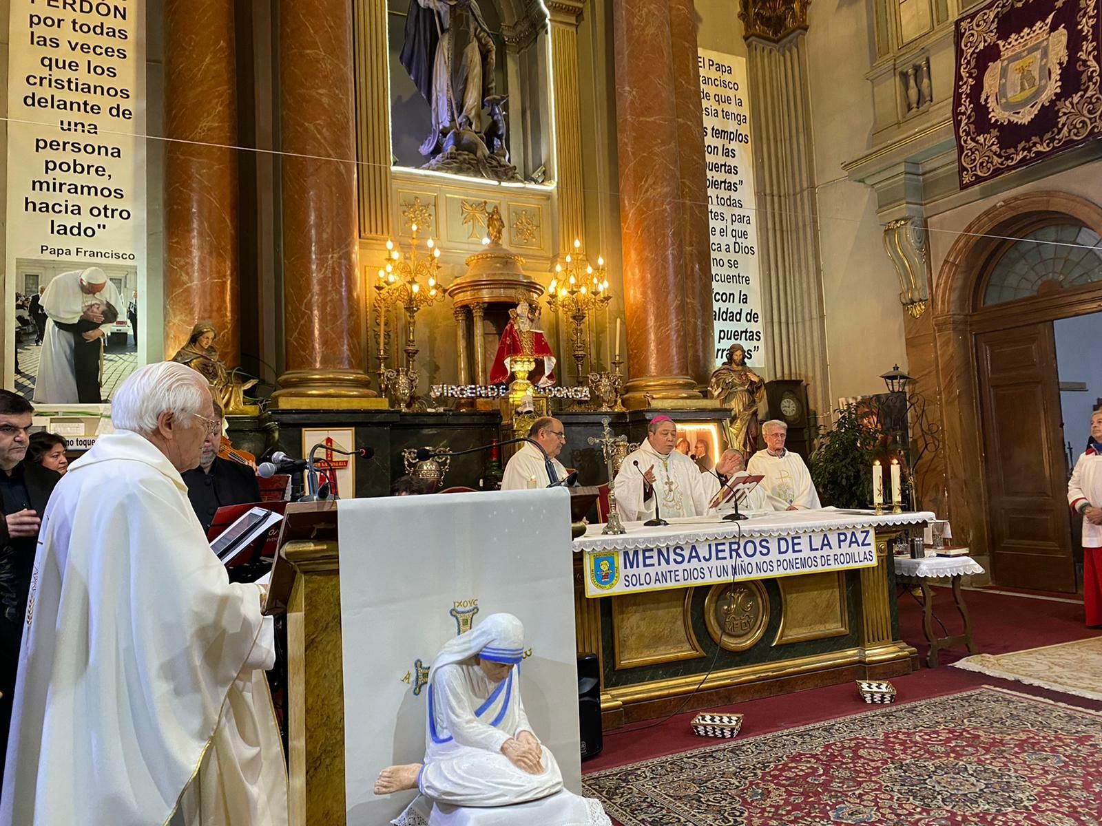 El padre Ángel, junto al Nuncio Auza