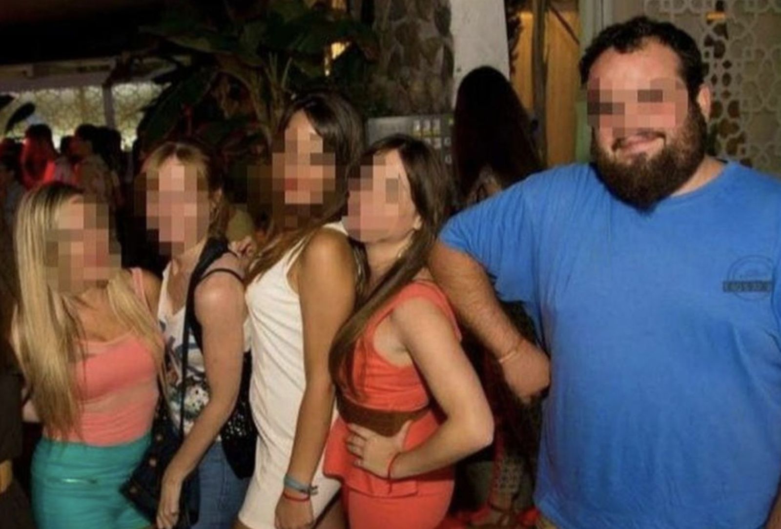 El cura, con algunas amigas, en una foto publicada en sus redes sociales