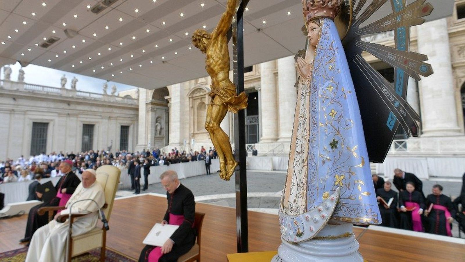 Copia de la Virgen de Luján, presente en una audiencia general del Papa en 2019.
