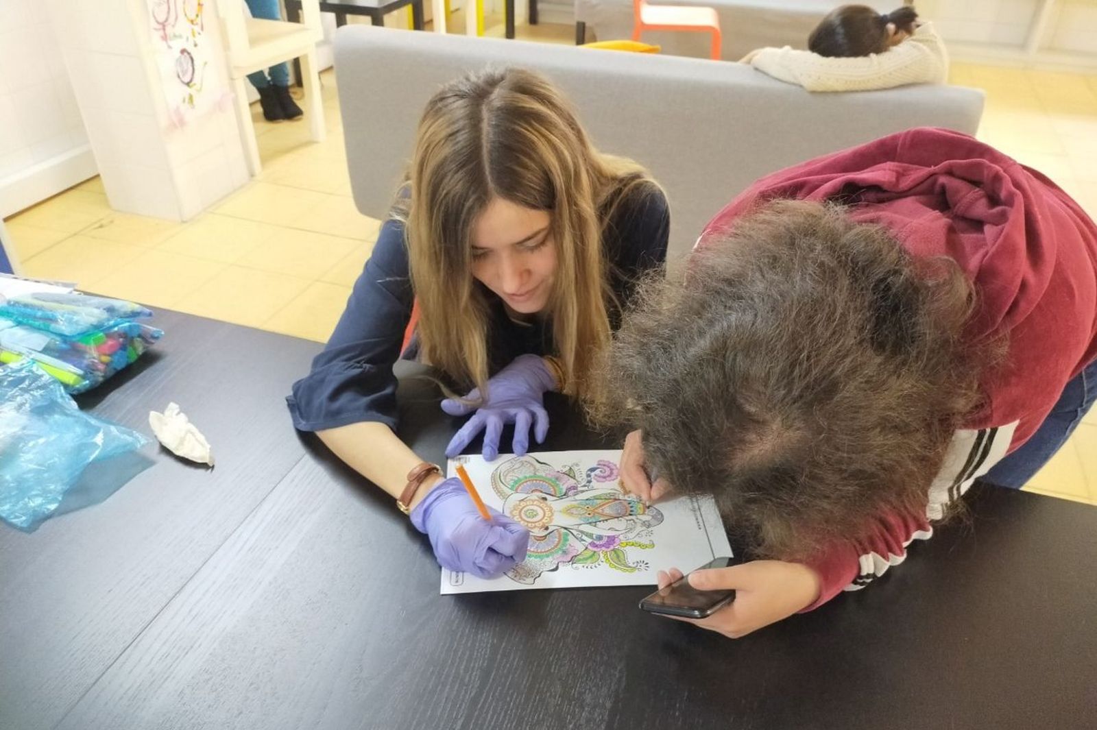 Ana Agüi, la voluntaria en CEDIA Mujer, en una actividad de colorear