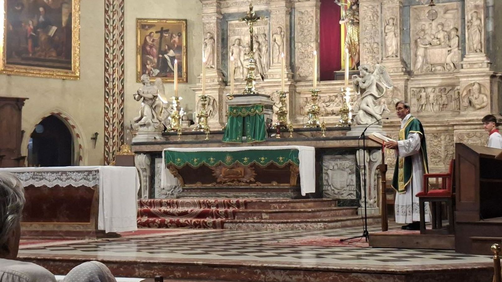 Benoît De Roeck, rector-arcipreste de la catedral de Perpiñán, durante la misa de este domingo.