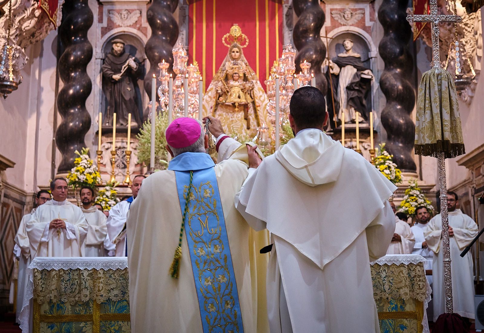 Zornoza, ante la Virgen del Rosario
