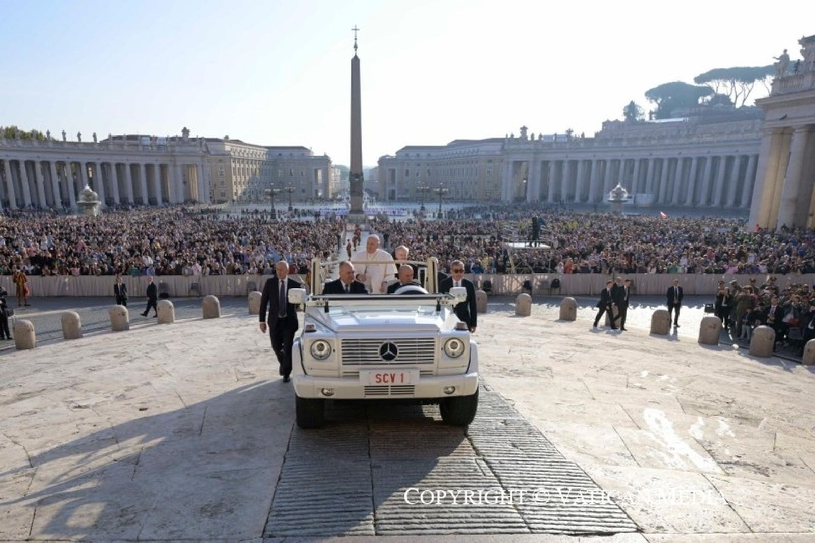 Francisco saluda a los fieles en la audiencia en San Pedro