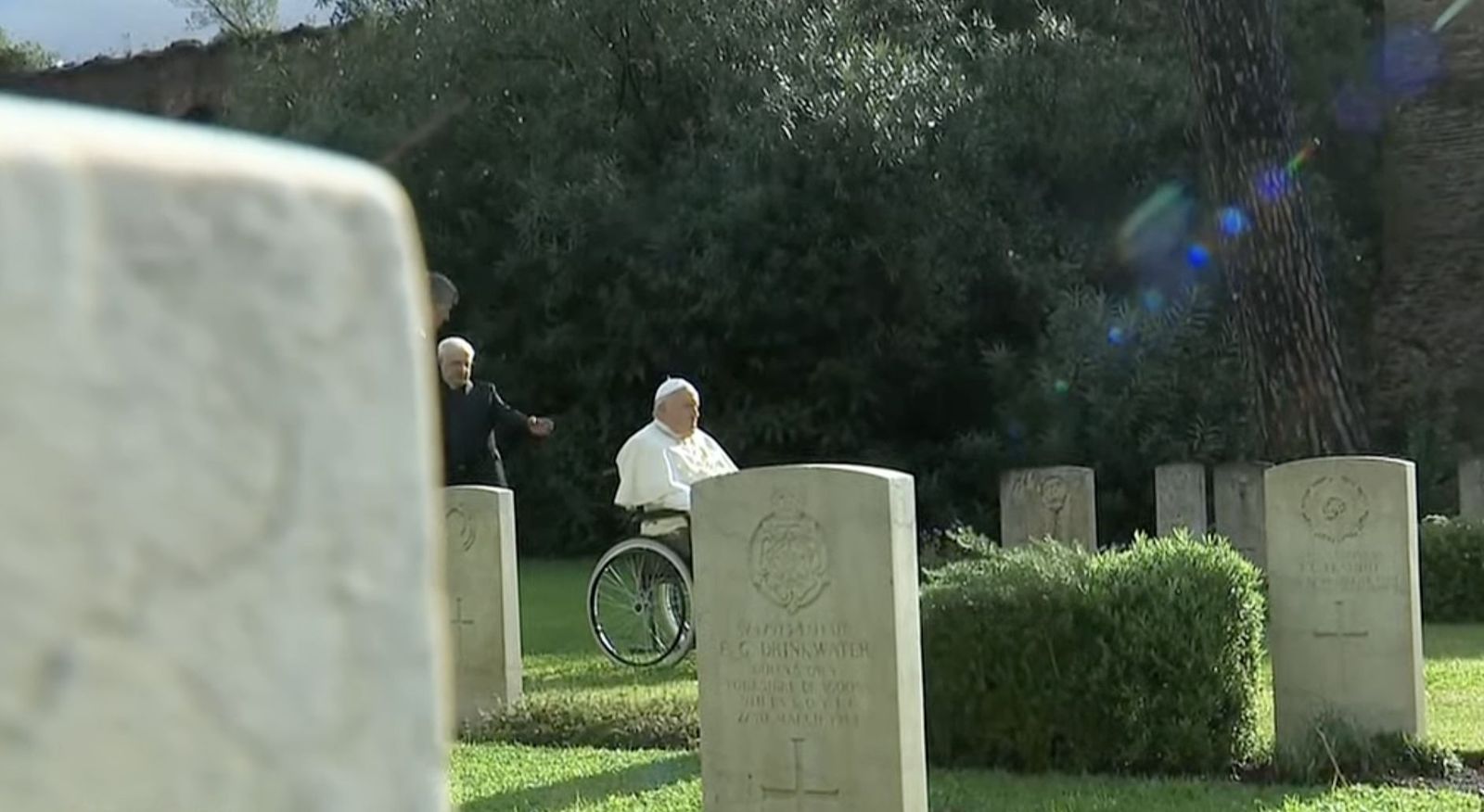 Papa, en el cementerio