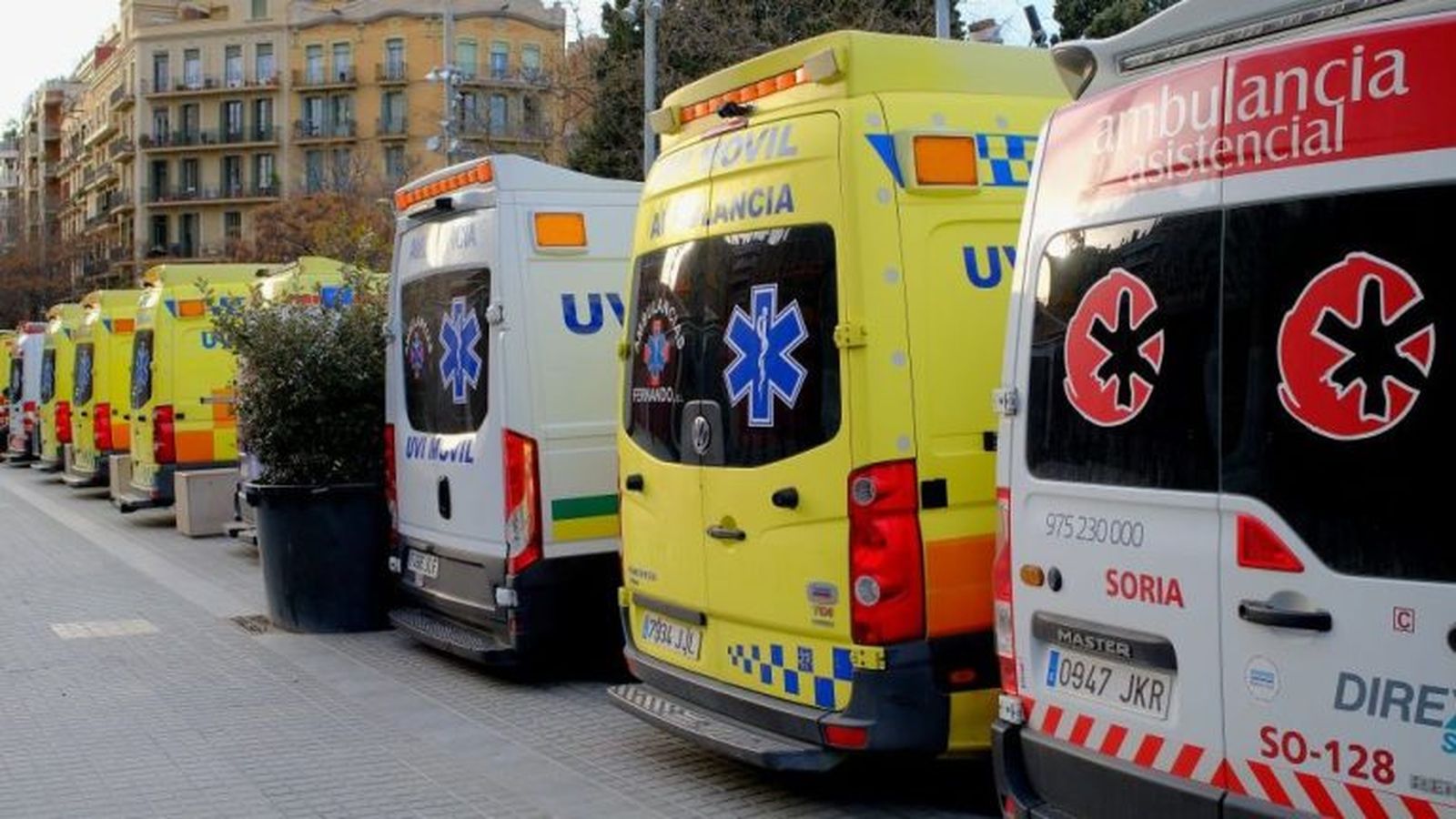 Los vehículos de la ‘Caravana de la Bondad’, aparcados frente a la Sagrada Familia, esperando para salir de Barcelona rumbo a Ucrania.