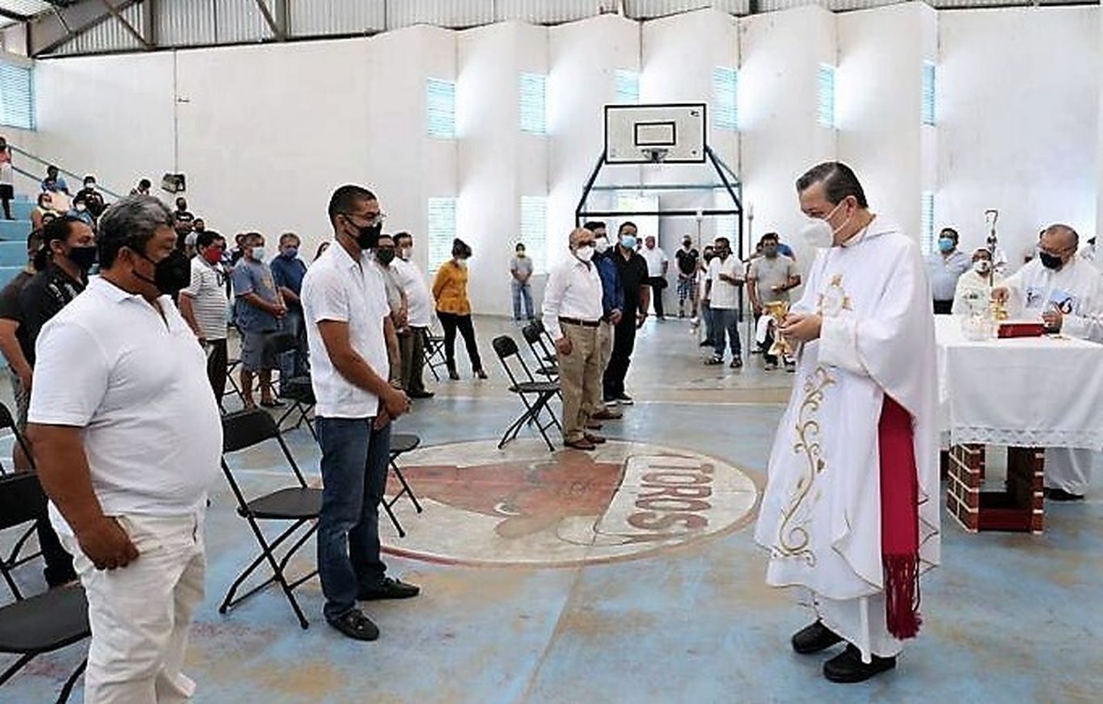 Mons. Gustavo Rodríguez da primera comunión a  personas privadas de la libertad