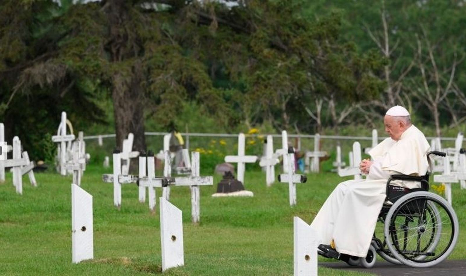 Francisco reza en el cementerio de los pueblos originarios