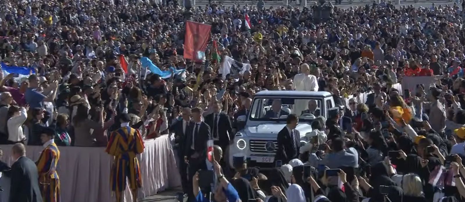 El Papa saluda a la multitud